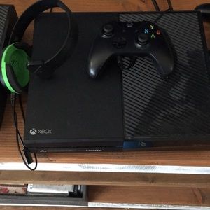 Xbox 1 with 2 controllers a mic and many games